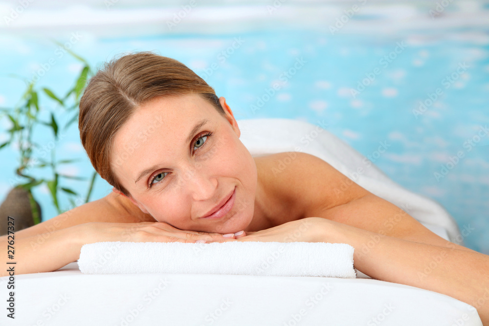 Obraz premium Closeup of beautiful blond woman on a massage bed