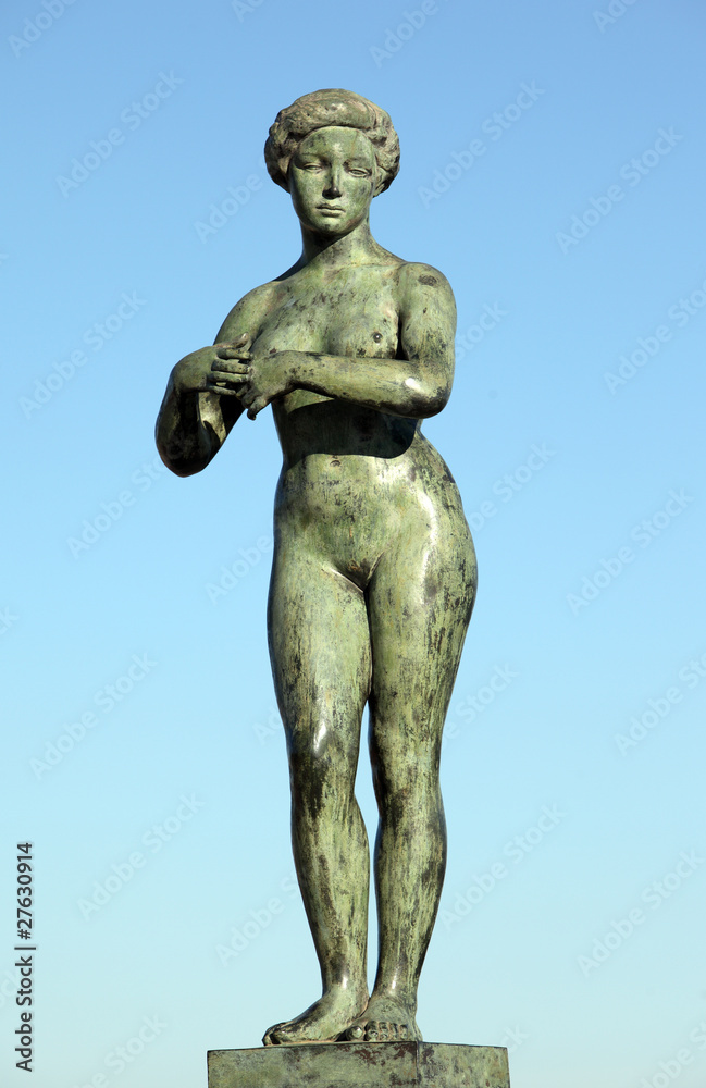 Large sculpture of a nude woman