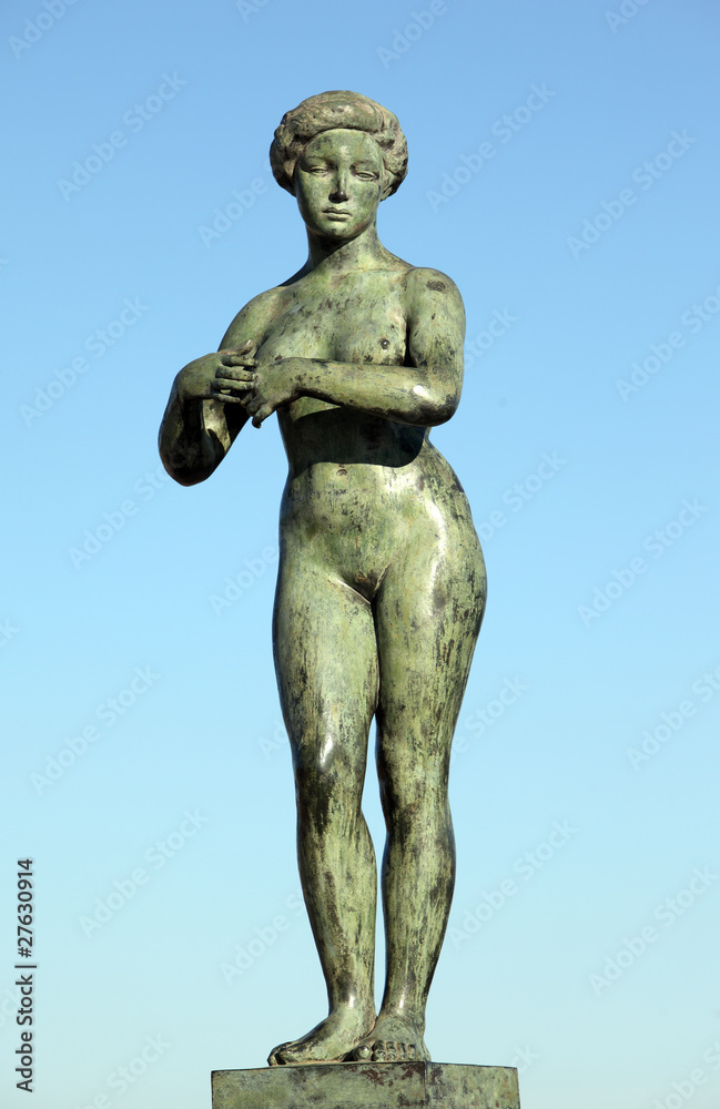 Large sculpture of a nude woman Large sculpture of a nude woman