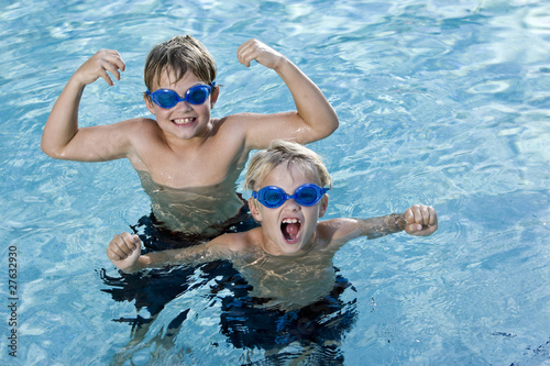 Brothers playing and shouting in swimming pool © Kablonk Micro