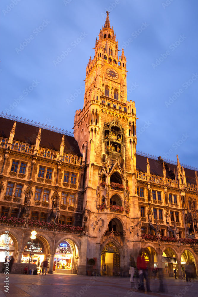 Fototapeta premium The night view of town hall at the Marienplatz in Munich