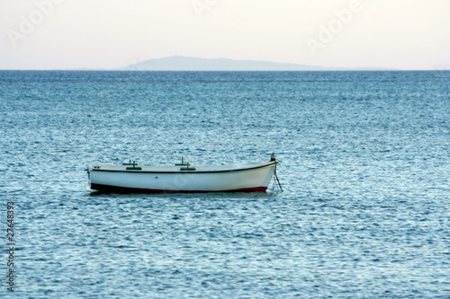 barca in mezzo al mare