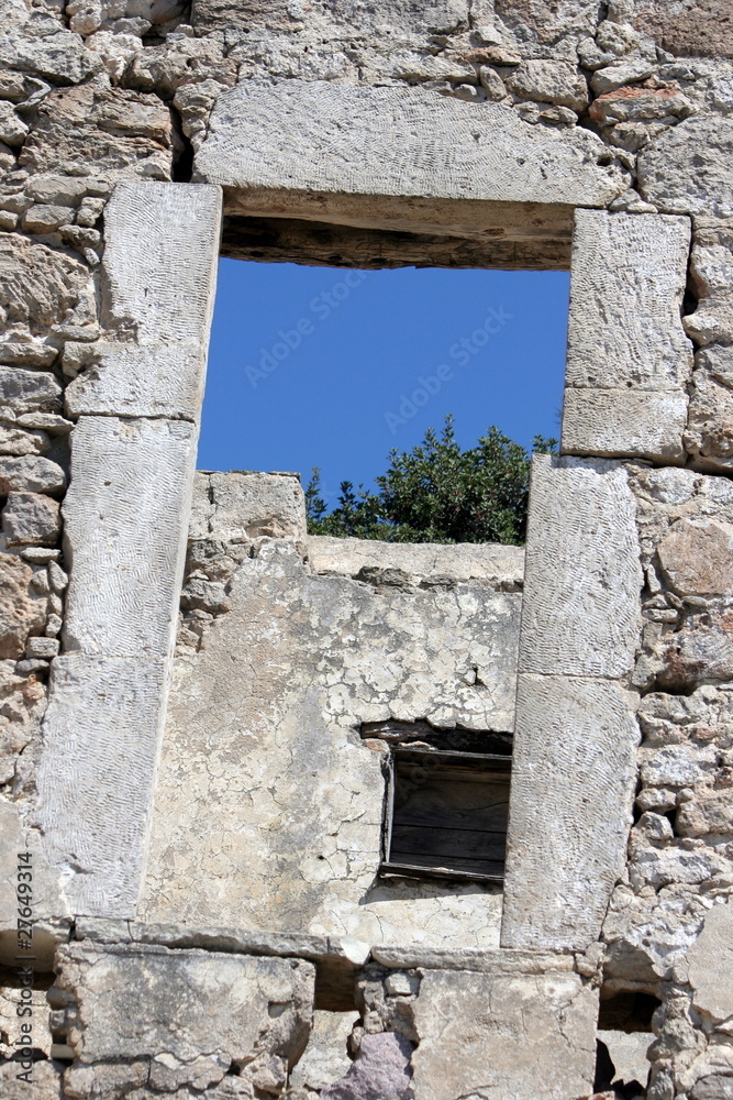 finestra senza vetro di un edificio in rovina