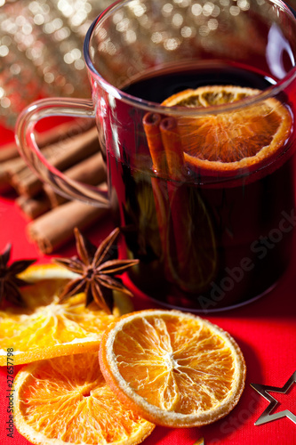 Glühwein mit Wintergewürzen