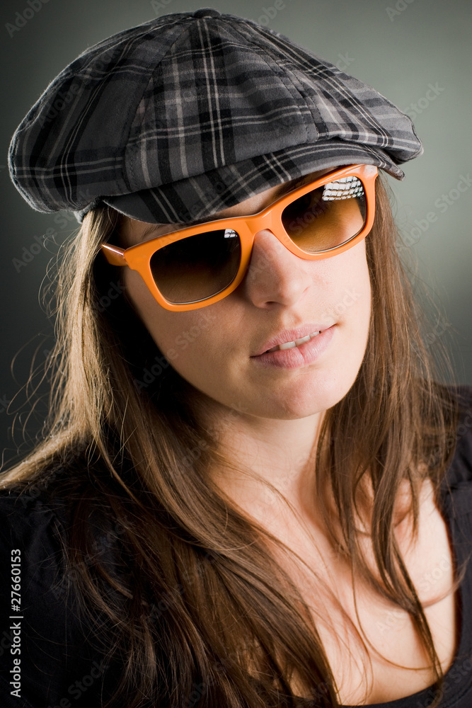frauenportrait mit sonnenbrille und kappe frauenportrait mit sonnenbrille und kappe