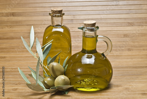 Aceite de oliva y olivas.