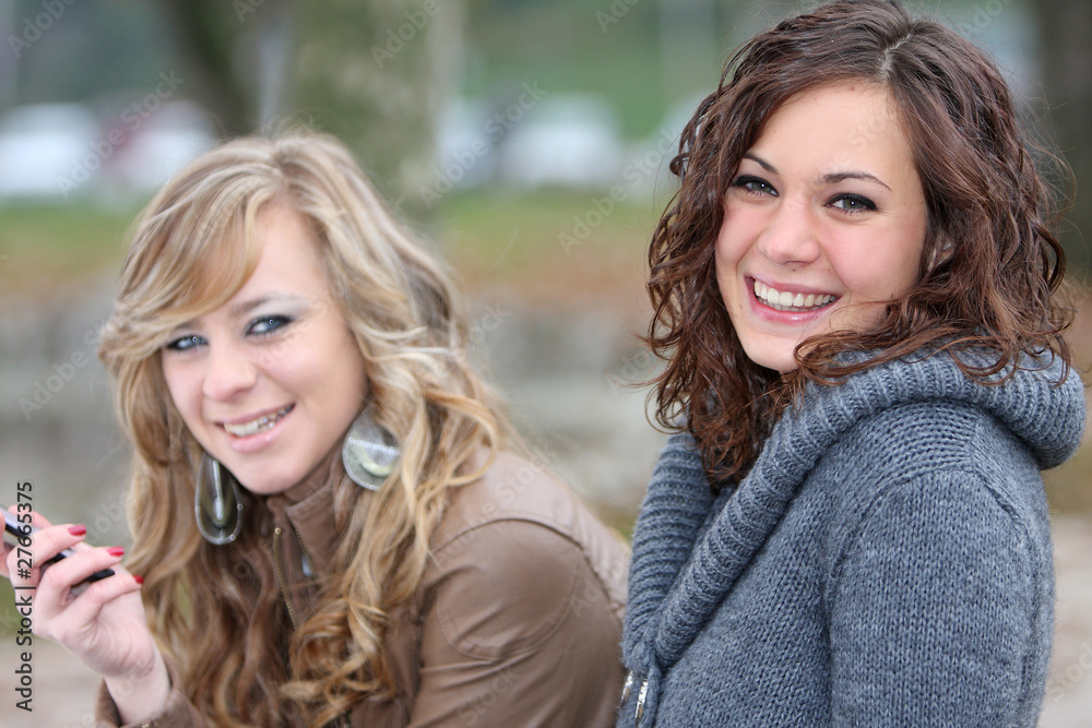 Obraz premium amiche all'ascolto di mp3