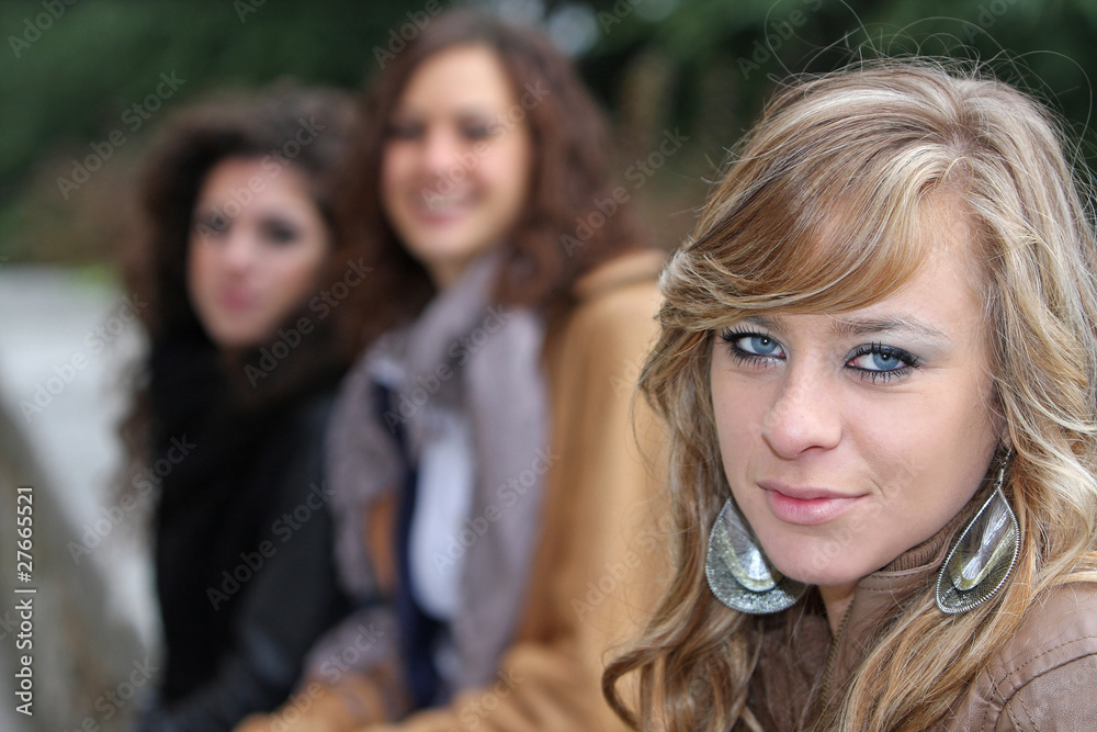 Fototapeta premium ragazza bionda con amiche