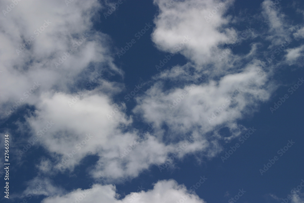 Obraz premium White clouds on blue sky