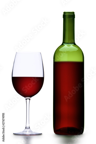 Rotwein vor weißem Hintergrund