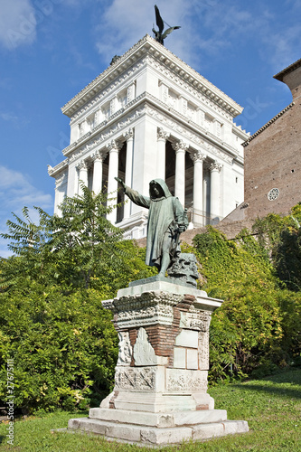 Roma  Statua Cola di Rienzo photo