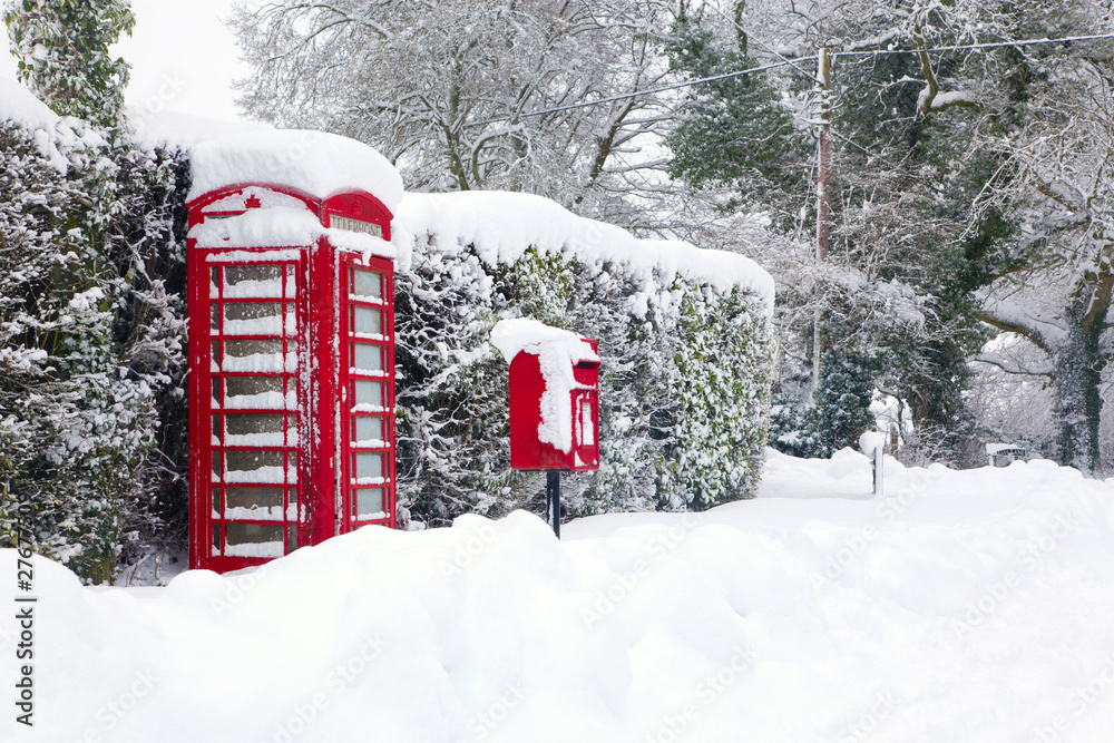 Naklejka premium Red telephone and post box in the snow