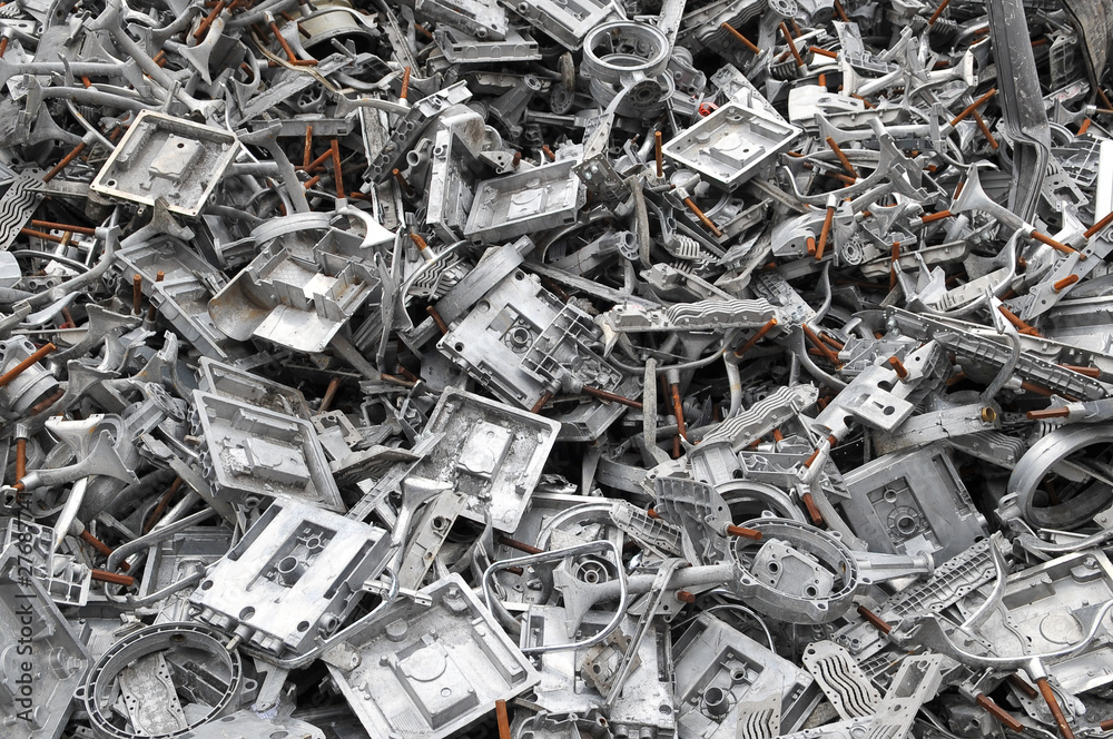 Aluminiumschrott liegt auf einem Schrotthaufen