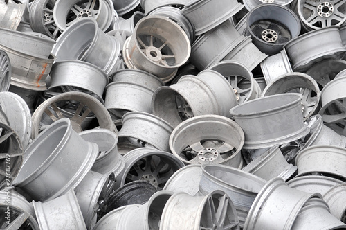 Schrottfelgen liegen auf einem Schrottberg