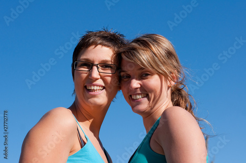 deux femmes souriantes et amies