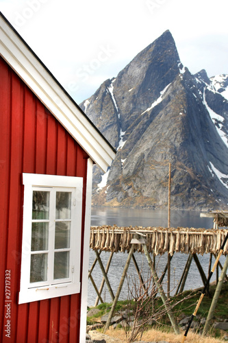 Hamnøy's rorbu, hjell and mountains