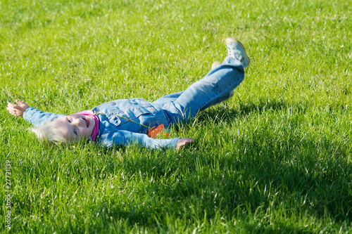 The little girl plays park