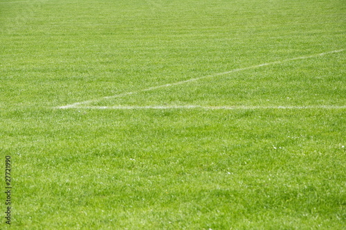 Grüner Fußballrasen mit Spielfeldmarkierung