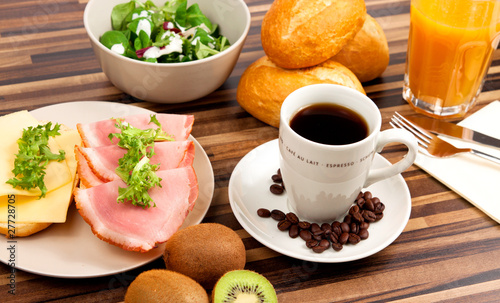 Frühstück Gesund Brötchen Kaffee Obst Salat