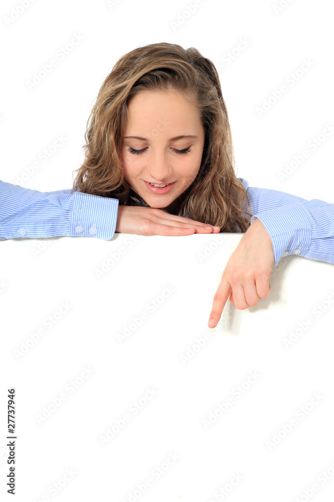 Mädchen zeigt nach unten