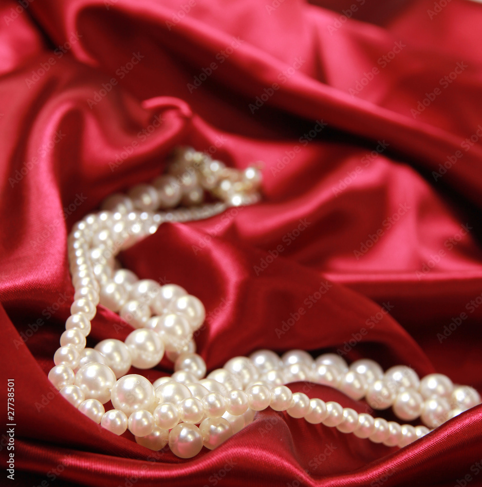 Pearl necklace in red satin