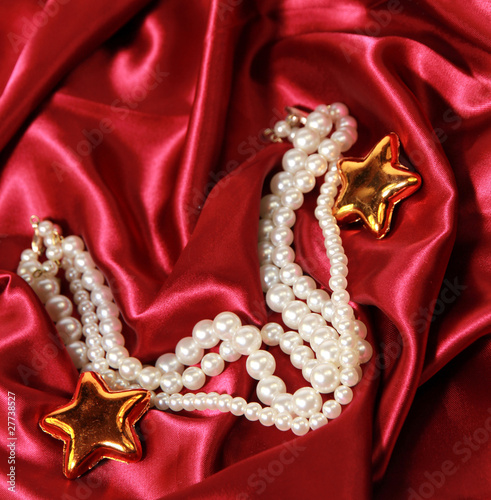 Pearl necklace in red satin