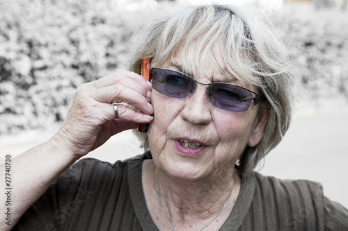 Seniorin telefoniert
