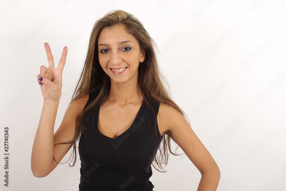 Eine junge hübsche Frau zeigt zwei Finger Eine junge hübsche Frau zeigt zwei Finger