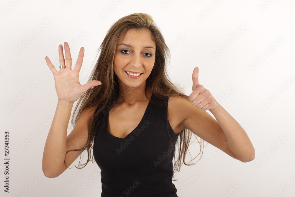 Eine junge hübsche Frau zeigt sechs Finger Eine junge hübsche Frau zeigt sechs Finger