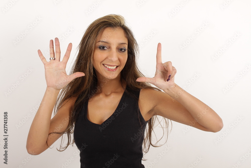 Eine junge hübsche Frau zeigt sieben Finger Eine junge hübsche Frau zeigt sieben Finger