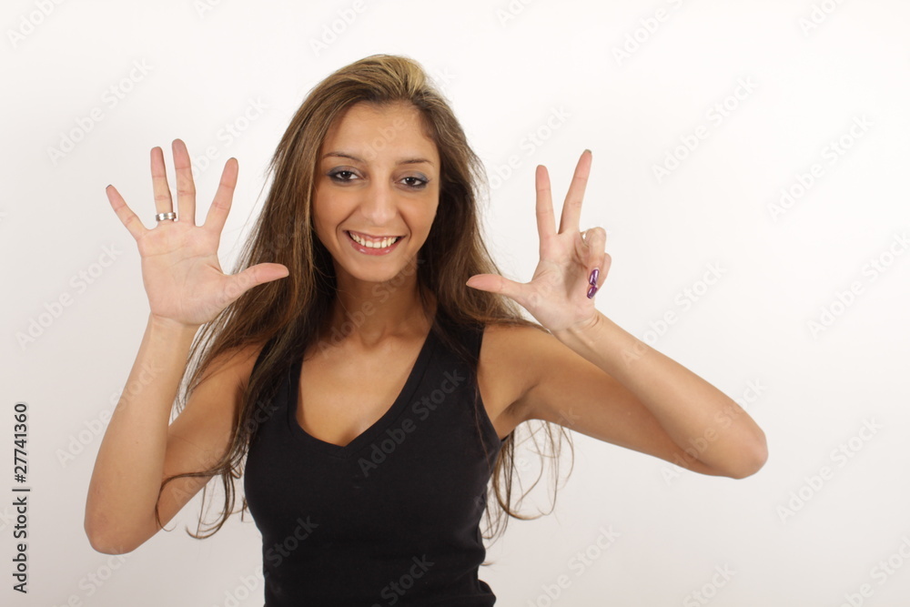 Eine junge hübsche Frau zeigt acht Finger Eine junge hübsche Frau zeigt acht Finger