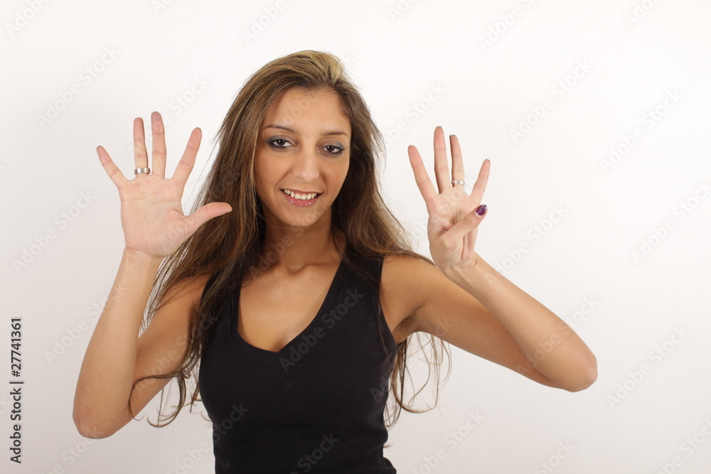 Eine hübsche Frau zeigt neun Fingern Eine hübsche Frau zeigt neun Fingern