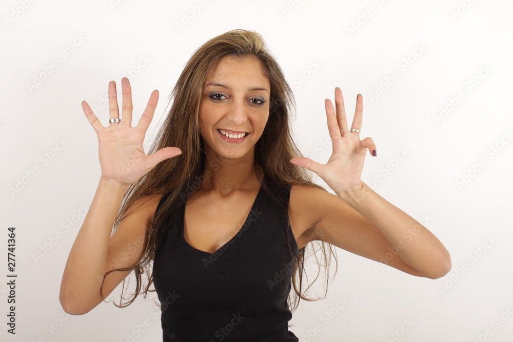 Eine junge hübsche Frau zeigt neun Finger Eine junge hübsche Frau zeigt neun Finger