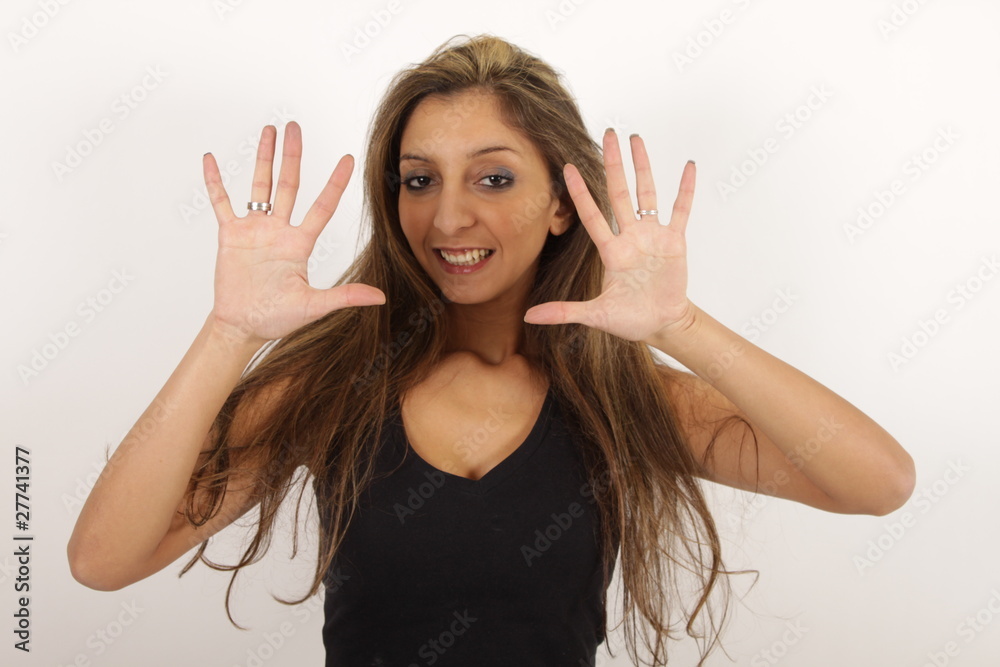 Eine junge hübsche Frau zeigt Zehn Finger