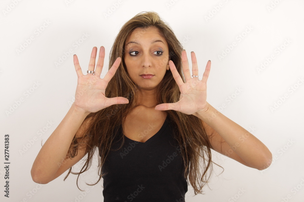 Junge Schönheit schaut überrascht auf ihre Hände Junge Schönheit schaut überrascht auf ihre Hände