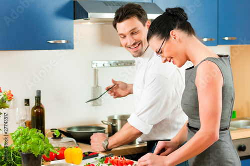 Paar beim gemeinsam kochen in Küche photo