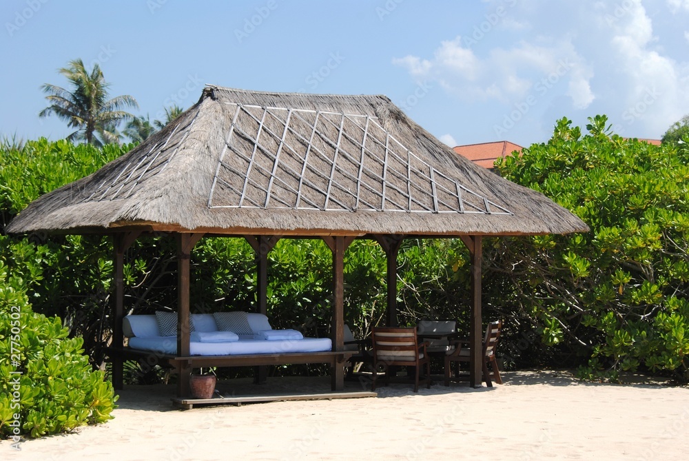 Беседка для отдыха на пляже острова Бали