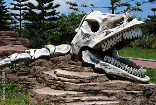Макет черепа динозавра в парке