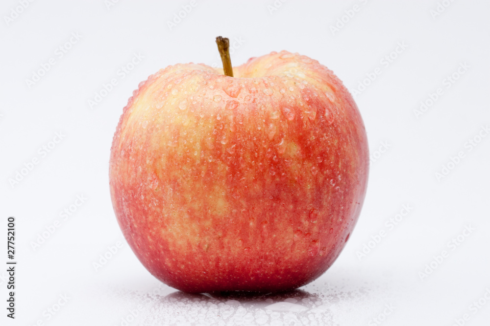 Apfel mit Wassertropfen vor weissem Hintergrund Apfel mit Wassertropfen vor weissem Hintergrund