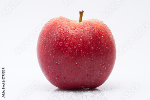 Apfel mit Wassertropfen vor weissem Hintergrund