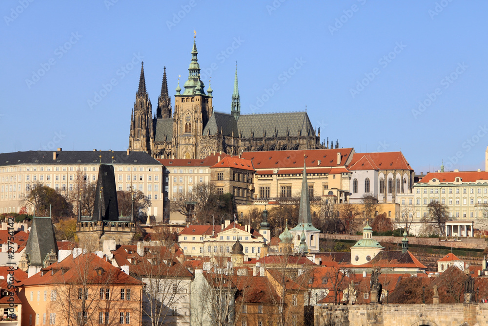 Obraz premium View on the autumn Prague gothic Castle above River Vltava