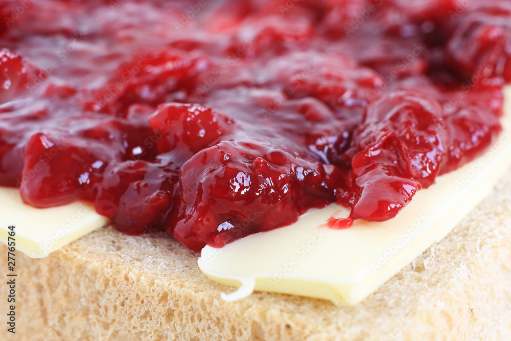 Obraz premium Bread with cherry jam and butter
