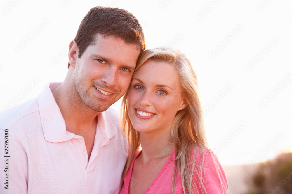 Obraz premium Romantic Young couple in love at sunset