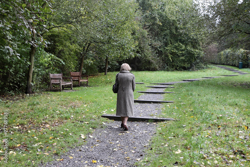 Fotografia vieille dame seule sur chemin