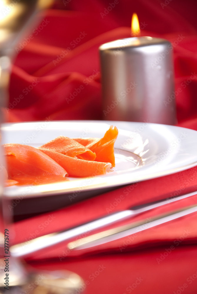 Lachs zu Weihnachten auf festlich dekoriertem Tisch Lachs zu Weihnachten auf festlich dekoriertem Tisch