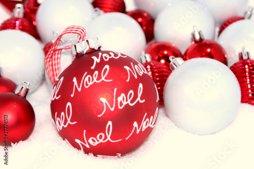 boules de Noël dans la neige