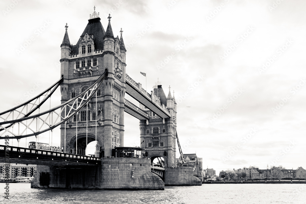 Obraz premium A black and white view of the famous Tower Bridge