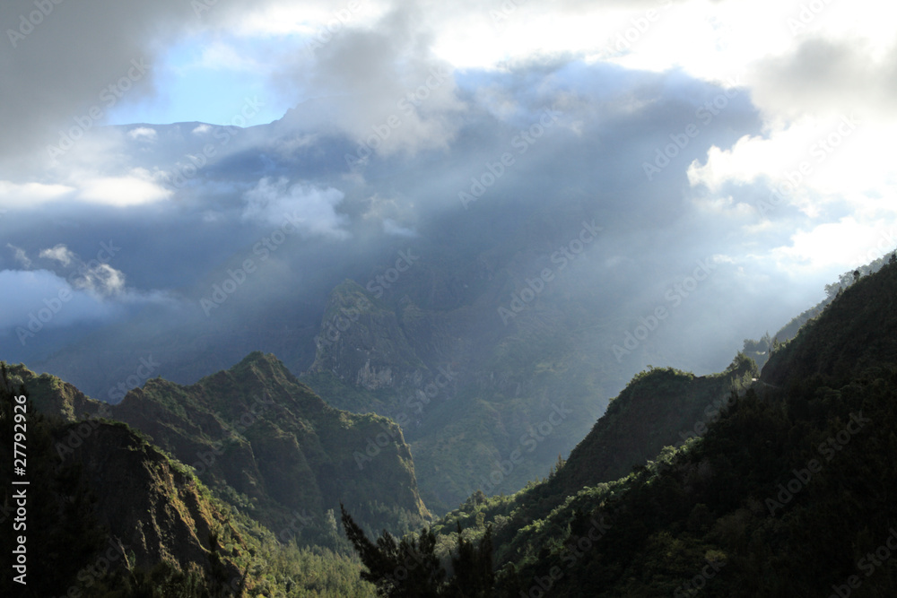 relief du cirque de Cilaos sous les rayons du soleil, Réunion relief du cirque de Cilaos sous les rayons du soleil, Réunion