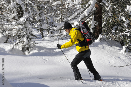 Ein Mann Wandern durch den tiefen Schnee photo
