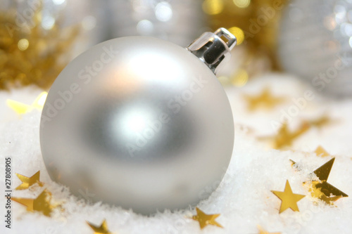 boule de Noël dans la neige